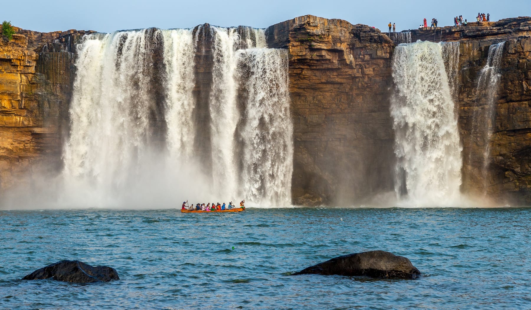 चित्रकोट की गिरती जलधाराएँ और नदी